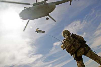 Беспарашютное десантирование с вертолёта — важный элемент подготовки бойцов спецназа. 