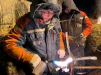 В сильный мороз энергетики продолжают восстанавливать силовой кабель в Усть-Абаканском районе