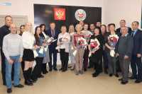 Медали «90 лет ГТО» вручили в Хакасии работникам физкультуры и спорта