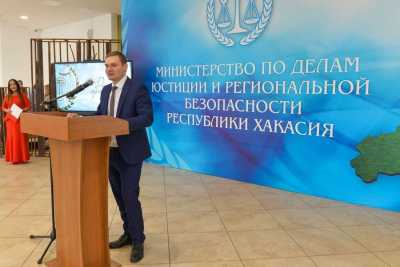 Валентин Коновалов поздравил юристов Хакасии