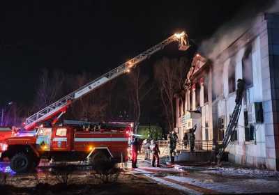 Огнеборцы потушили крупный пожар в торговом центре Черногорска