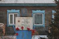 Мемориальная доска с фотографией в память о Герое Советского Союза