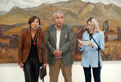 Заместитель министра культуры Хакасии Лариса Киштеева (слева) подчеркнула, что выставка художника стала откровением. 