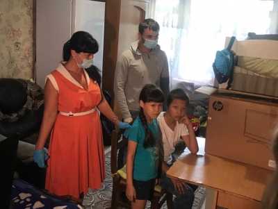 В Хакасии школьнику из многодетной семьи подарили компьютер
