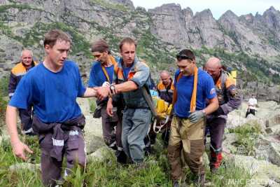 Ударило молнией: спасатели МЧС эвакуируют пострадавших в горах Красноярского края
