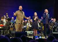 Софья Алексеенко и Захар Занозин исполнили с Сергеем Жилиным песню Берта Кемпферта и Мэтью Гублера «L.O.V.E.». 
