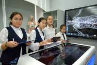 Несмотря на юный возраст, восьмиклассницы Хакасской национальной гимназии занимаются серьёзными генетическими исследованиями, а помогает им в этом анатомический стол «Пирогов». 