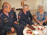 Офицеры Росгвардии поздравили с 90-летним юбилеем жительницу Черногорска