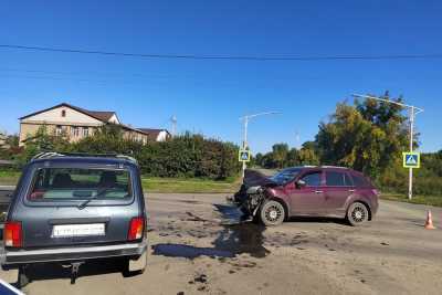 Водитель иномарки врезался в автомобиль LADA и травмировал мужчину в Абакане