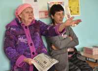 Екатерина Майнашева (слева) впервые за 20 лет пропустила свежий номер «Хакасии» — газета потерялась где-то по пути. 