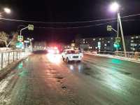 Двух человек сбил водитель «семерки», проехавший на красный в городе Хакасии