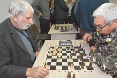 Играть в шахматном клубе могут не только абаканцы. Сюда приезжают и ветераны из Аскиза, Абазы... 