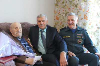 Черногорский фронтовик получил юбилейную медаль в день своего 97-летия