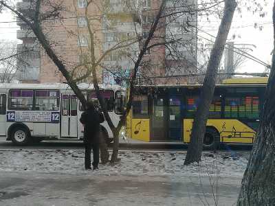 На центральной улице в Абакане автобус столкнулся с троллейбусом