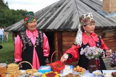Шаманка, огонь и золотое зерно: жители хакасских деревень приготовили десятки блюд из талгана