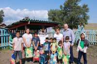 Пожарные Хакасии помогли детям из малого села подготовиться к школе
