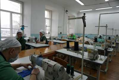 В Хакасии заключенные шьют одежду для поваров и врачей