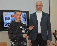 Евгений Прищепа передал юному Степану Коростелёву на хранение вновь обретённую медаль «За боевые заслуги» его прапрадеда. 