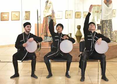 Праздничное настроение создавали артисты народного азербайджанского ансамбля «Одлар Юрду» из Красноярска.