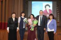 В Хакасии педагог Нацгимназии отметила свой 80-й юбилей на работе