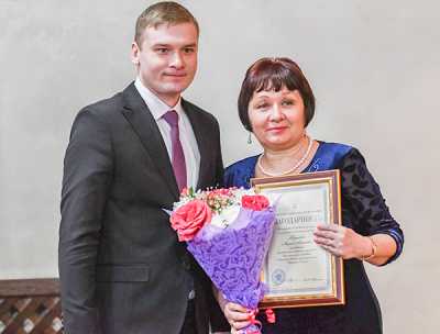 Поздравления принимает преподаватель Абазинской детской музыкальной школы Марина Поушева. 