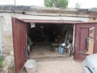 Бездомный проломил крышу и стену гаража ради небольшой наживы