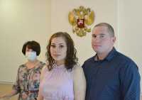 Руководитель черногорского отдела департамента ЗАГС Елена Звягинцева только что сочетала браком Кристину Васькову и Алексея Колдаева. 