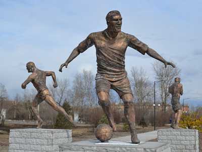 С прошлого года в парке культуры и отдыха Черногорска «живут» скульптуры футболиста, легкоатлета, хоккеиста и боксёра. 