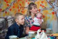 Многодетная мама Ася Дмитриева со старшим сыном Кириллом и Ксюшей — самой маленькой из тройняшек. 