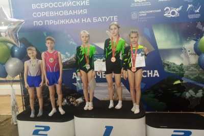Хакасские спортсмены завоевали высокие места на соревнованиях по прыжкам на батуте в Красноярске