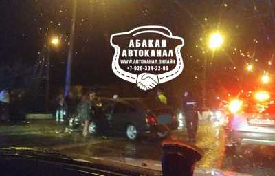 В интернете появились фото страшной аварии на виадуке в Абакане