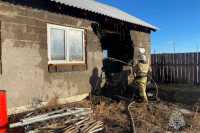 Пожарные в Хакасии тушили дома, баню и крупный пал травы