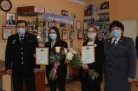 В Саяногорске наградили сотрудниц банка, спасших сбережения горожанина от мошенников