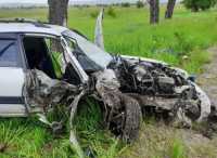 Мужчину зажало в искореженном автомобиле в Хакасии