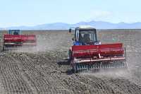 Современные белорусские сеялки значительно упрощают работу полеводов. Они сами делают борозды в почве и отмеряют необходимое количество семян, а затем прикатывают их специальными колёсами. 