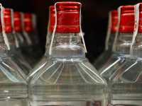 Тысячи бутылок спиртного выпустили уральские пенсионерки на заброшенном ликеро-водочном заводе