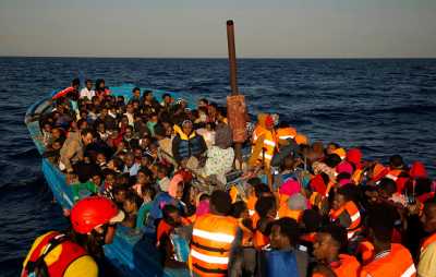 Спасенные мигранты захватили судно в Средиземном море