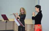 Флейта и виолончель звучали на библиотечной сцене