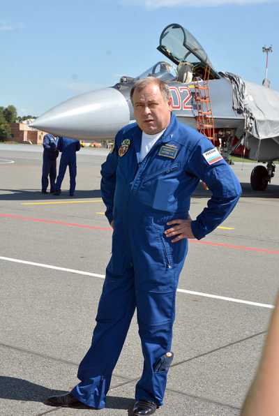 Командир пилотной группы Александр Гостев: «Истребители во время показательных выступлений применяют реальные боевые приёмы». 