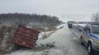 В Красноярском крае на трассе контейнер выпал из грузовика на легковушку
