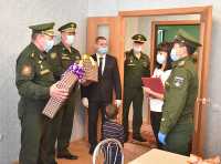 Младшего сержанта Радиона Миягашева, его супругу и детей с новосельем поздравили высокие гости. 
