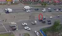 Голый мужчина бросился под грузовик в Красноярске