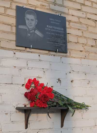 Мемориальные доски военнослужащим изготавливаются в рамках региональной программы по увековечению памяти земляков, погибших в спецоперации на Украине. 