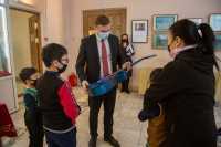 Глава Хакасии подарил гитару девятилетнему мальчику