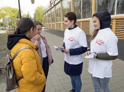 Волонтёры Маргарита Филиппова и Марина Шатохина в вопросах ВИЧ-инфекции ориентируются свободно и готовы делиться знаниями со сверстниками. 