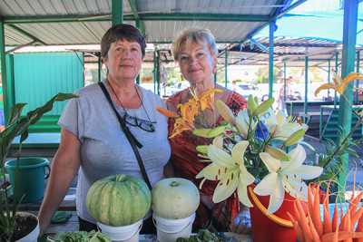 Нина Гришанина и Любовь Брюханова встречают покупателей в цветочном настроении.