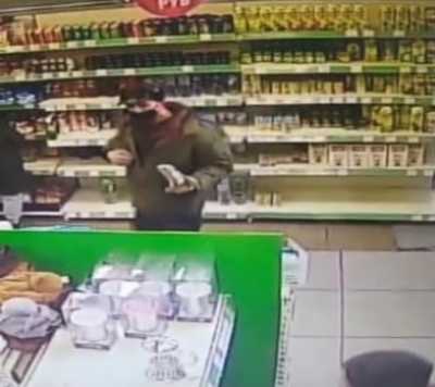 Мужчина в Абакане вскрыл камеру хранения в магазине и похитил чужие вещи
