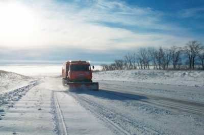 Трассы Хакасии чистят от снежного наката круглосуточно