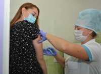 В Хакасии продолжается плановая вакцинация от сезонного гриппа. Только в Абаканской межрайонной клинической больнице привиты 46 200 человек. В поликлинике имеется тысяча доз вакцины. Успейте получить защиту от гриппа! 