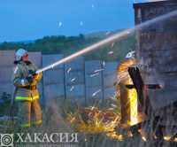 Крупный пожар повредил строения на двух участках в Саяногорске